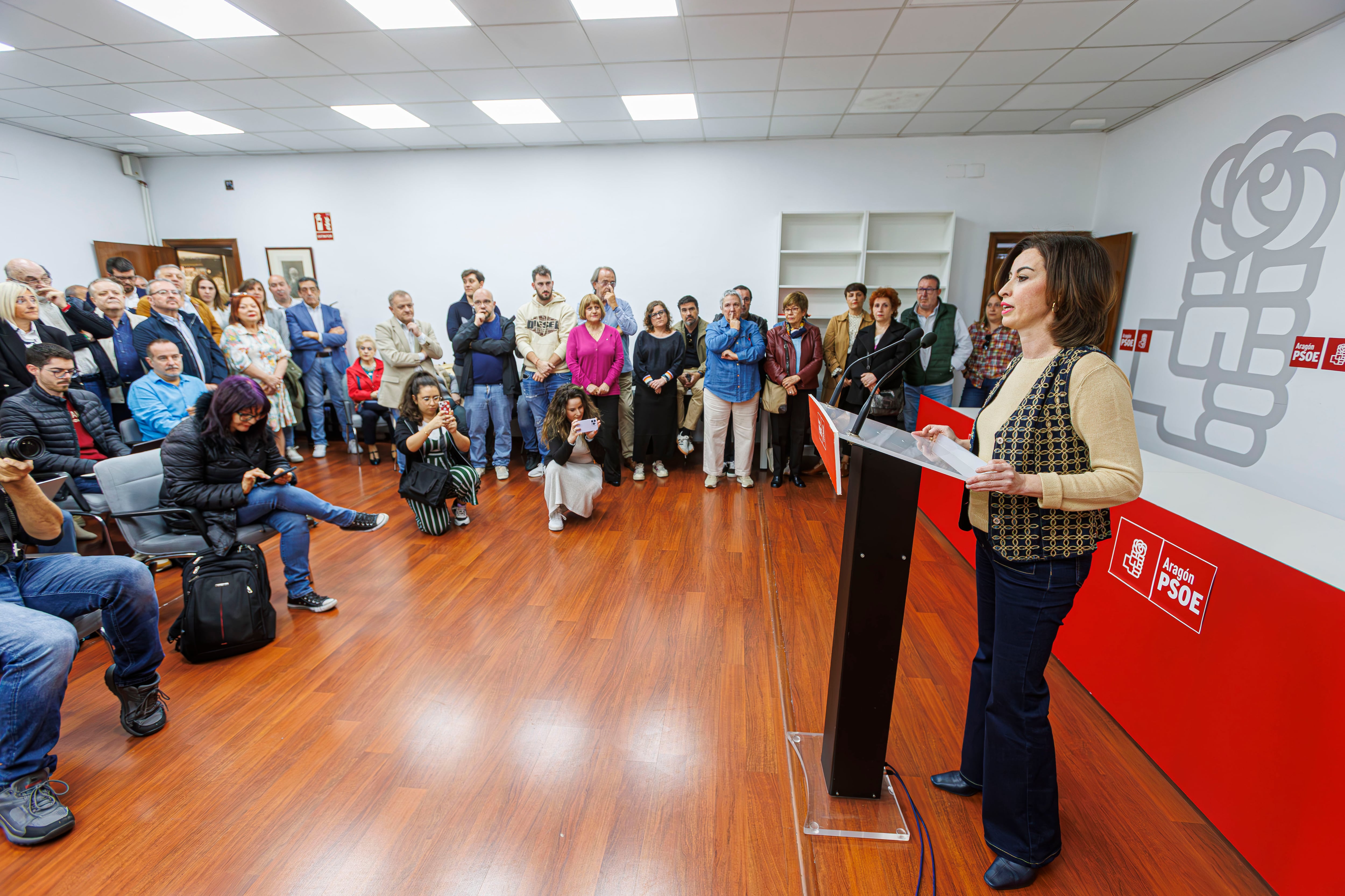 ZARAGOZA, 27/04/2025.- La alcaldesa de Ejea de los Caballeros y vicepresidenta de la Diputación Provincial de Zaragoza, Teresa Ladrero (D), ha presentado esta mañana su precandidatura a la Secretaría Provincial del PSOE de Zaragoza. EFE/Javier Belver