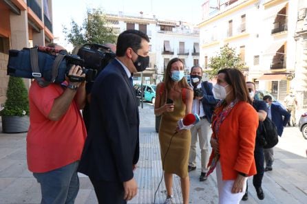 Bellido recibe a la Ministra de defensa en el Ayuntamiento