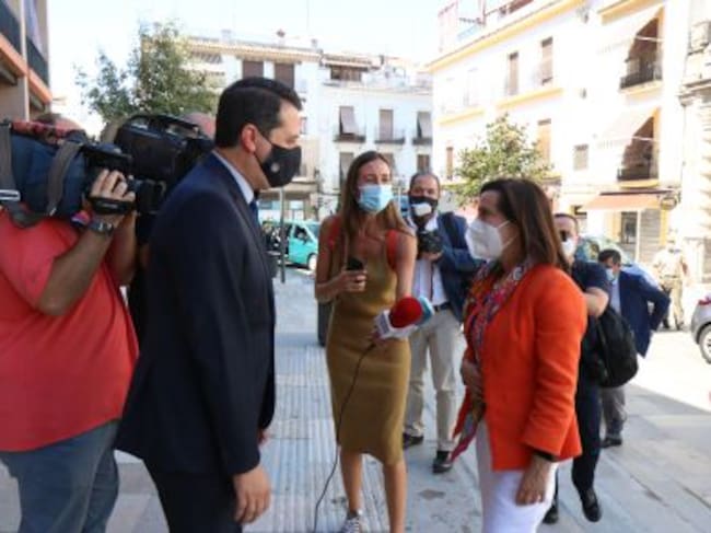 Bellido recibe a la Ministra de defensa en el Ayuntamiento