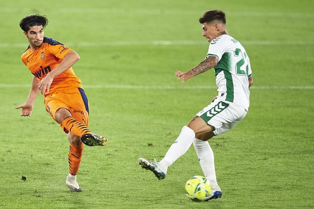 ELCHE, SPAIN - OCTOBER 23: Carlos Soler of Valencia CF (L) being followed by Emiliano Rigoni of Elche CF (R) during the La Liga Santader match between Elche CF and Valencia CF at Estadio Martinez Valero on October 23, 2020 in Elche, Spain. (Photo by Aitor Alcalde, Getty Images)