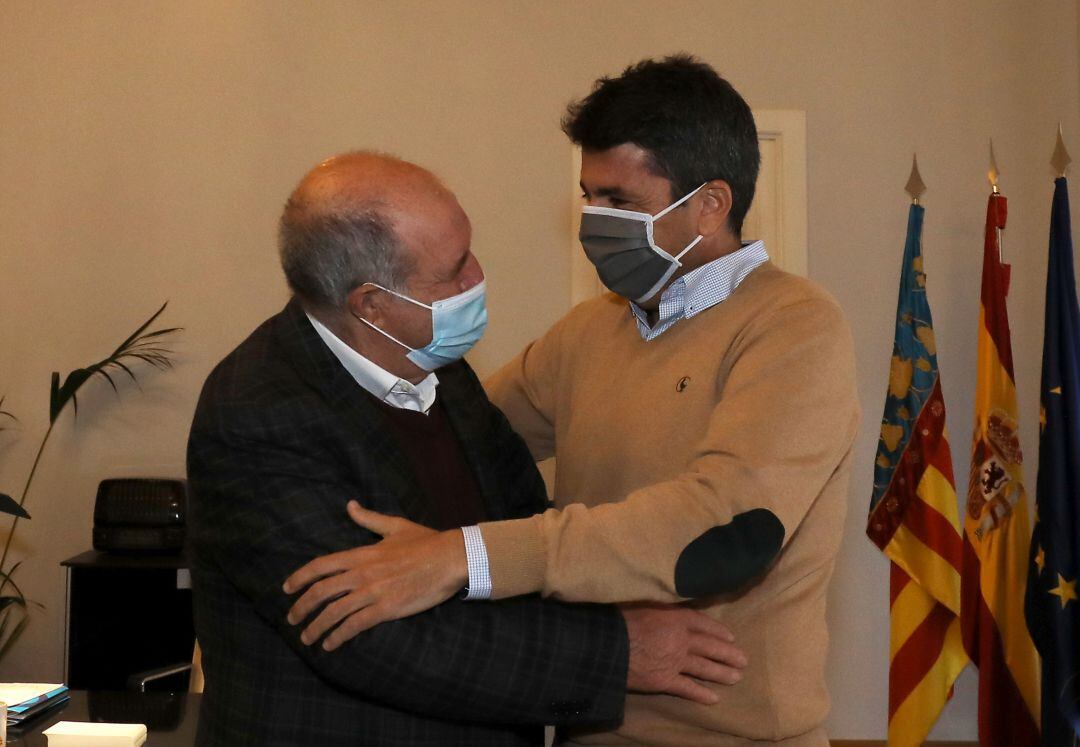 José Luis Seguí, alcalde de Almudaina, y Carlos Mazón, presidente de la Diputación de Alicante, durante la recepción en el Palacio Provincial.