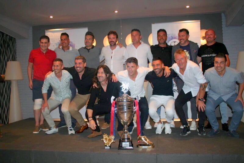 El Eldense veteranos recibió un nuevo trofeo de campeón de liga