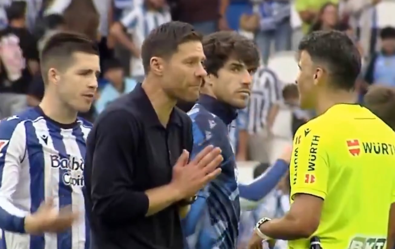 Xabi Alonso se queja a Jesús Gil tras el Real Sociedad-Real Madrid