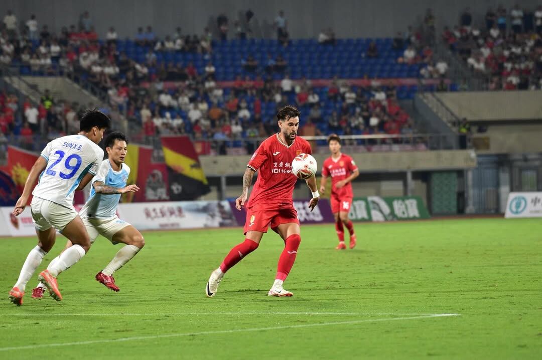 José Ángel Carrillo, jugador murciano, con el Chongqing Tonglianglong de la Segunda División de China.