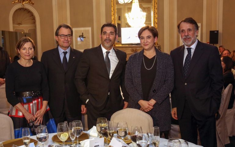 Víctor del Árbol, en el centro, junto a Carme Forcadell, Artur Mas, Josep Creuheras y Ada Colau ayer durante la recepción del Premio Nadal