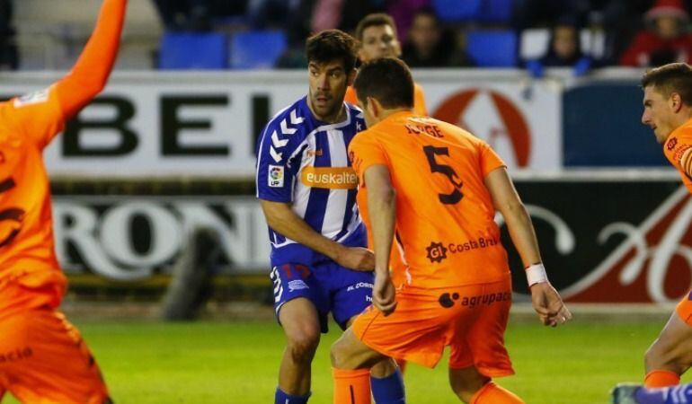 Manu García rodeado de contrarios.