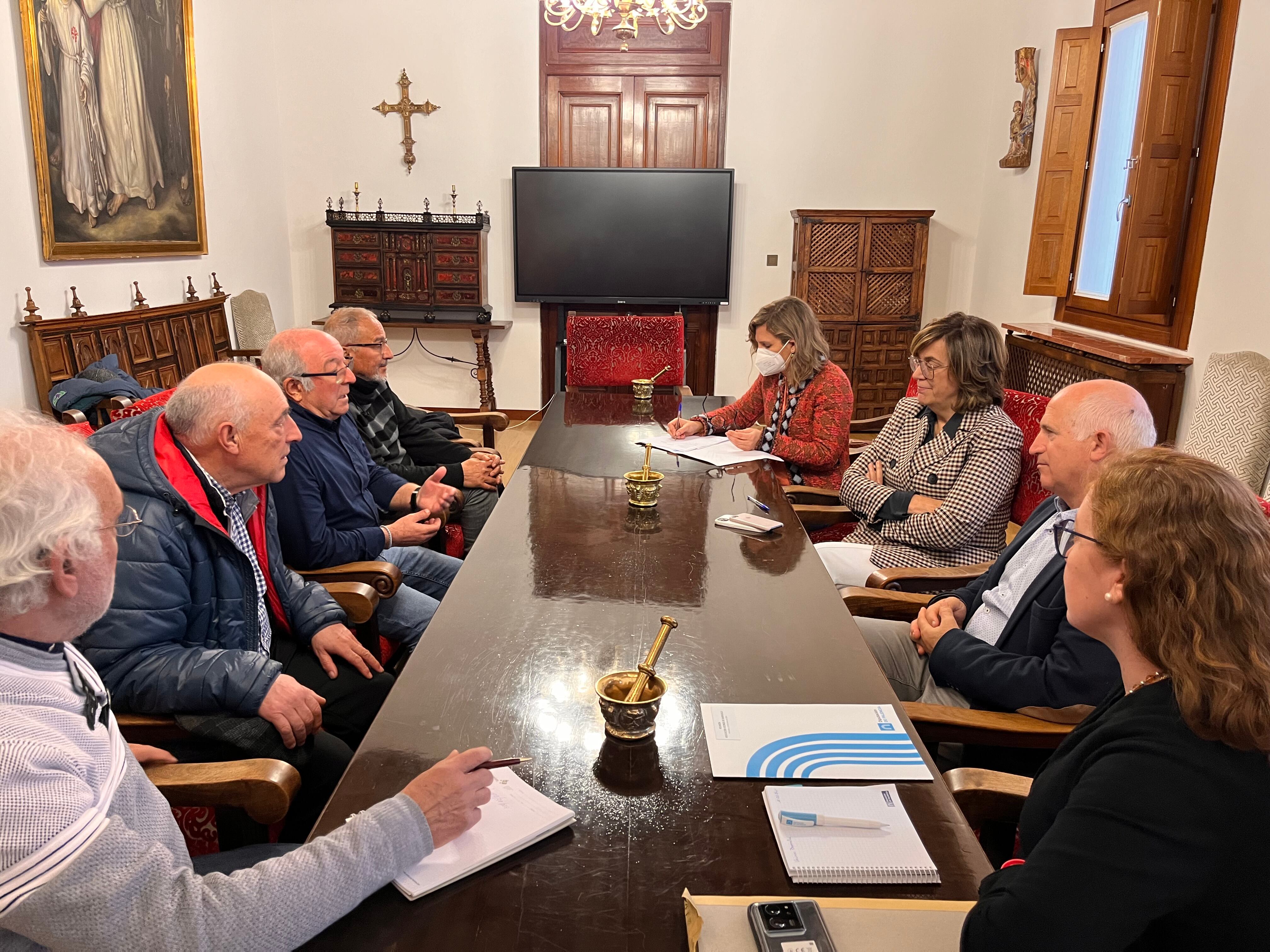 Reunión de los vecinos con la presidenta de la Diputación de Palencia