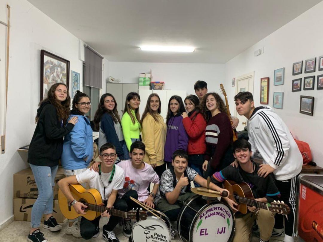 Componentes de la comparsa juvenil Comunicando