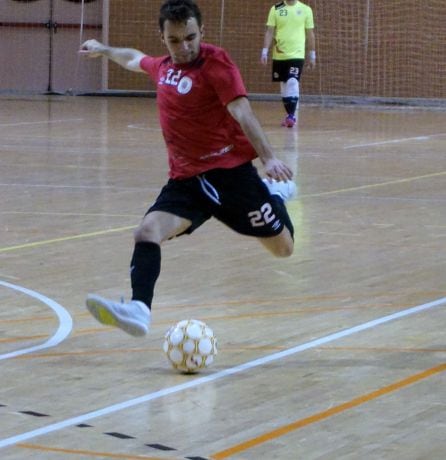 Vicent Valdés arma la pierna