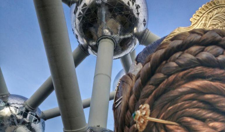 La Fallera Mayor de Valencia contempla el Atomium, uno de los monumentos más conocidos de Bruselas