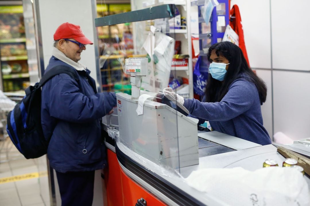 Un cliente comprando en un supermercado