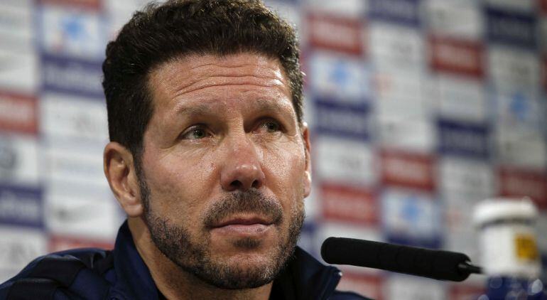 El entrenador del Atlético de Madrid, el argentino Diego Pablo Simeone, durante la rueda de prensa ofrecida hoy en la Ciudad Deportiva del Cerro del Espino