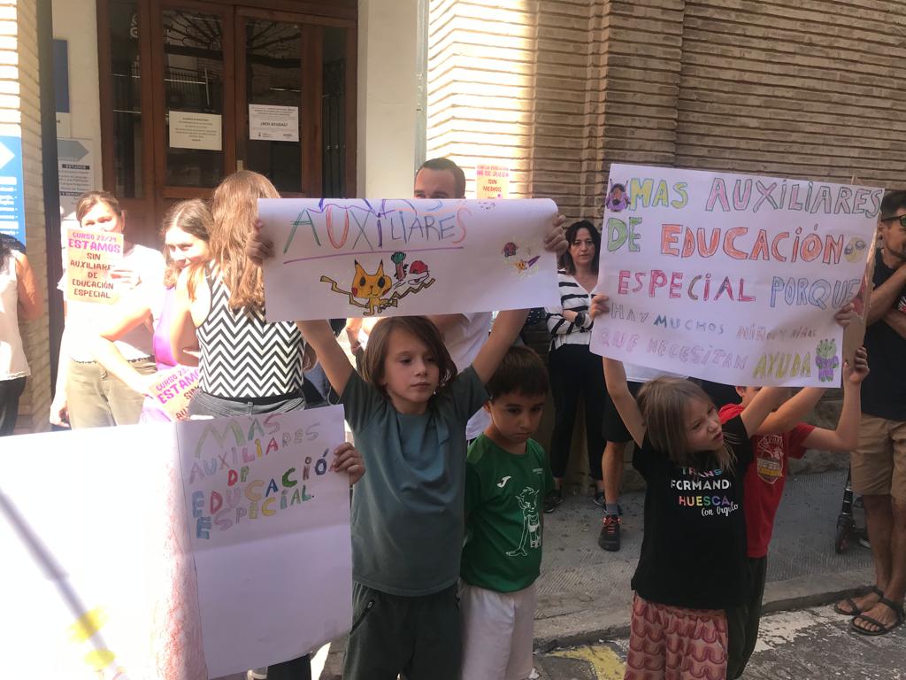 Los niños portaban carteles pidiendo auxiliares de educación especial