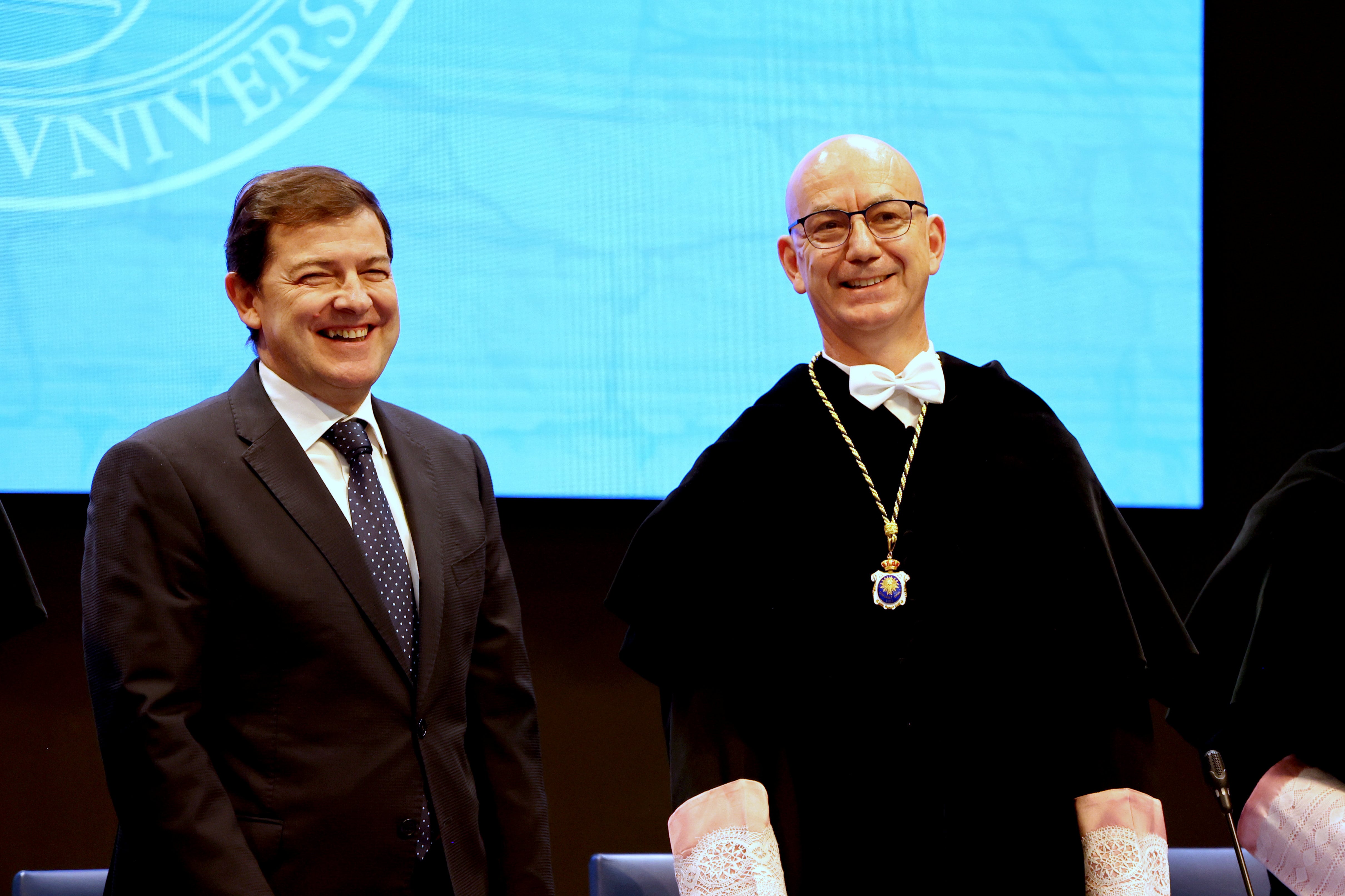 El presidente de la Junta de Castilla y León, Alfonso Fernández Mañueco, junto al nuevo rector de la UBU, José Miguel García Pérez