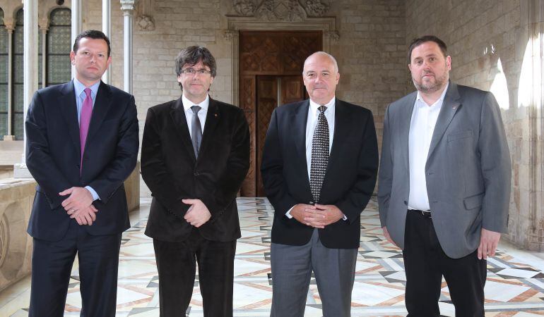 Puigdemont i Junqueras amb els directius de Hard Rock.