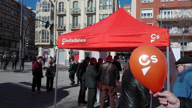 Mesa informativa de la formación política en laPlaza de la Marina de Zamora