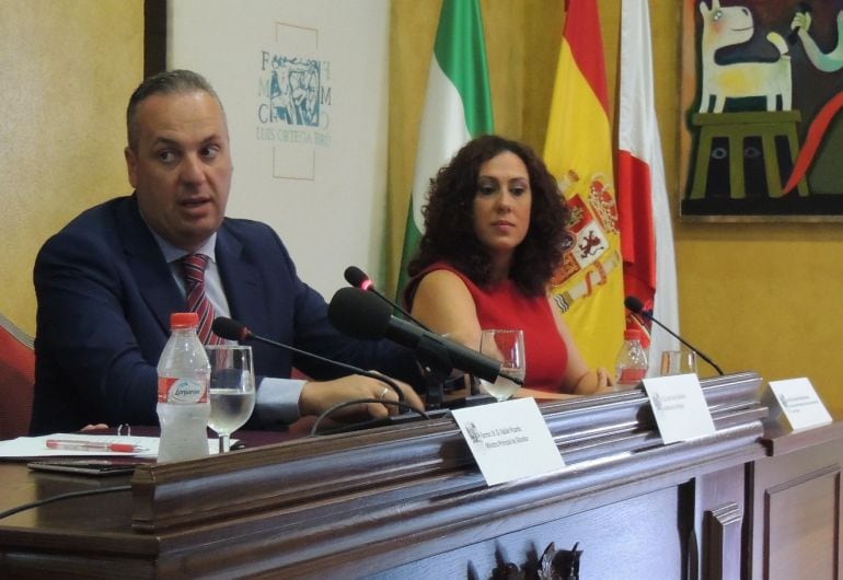 El alcalde de San Roque, Juan Carlos Ruiz Boix, junto a su concejal Dolores Marchena