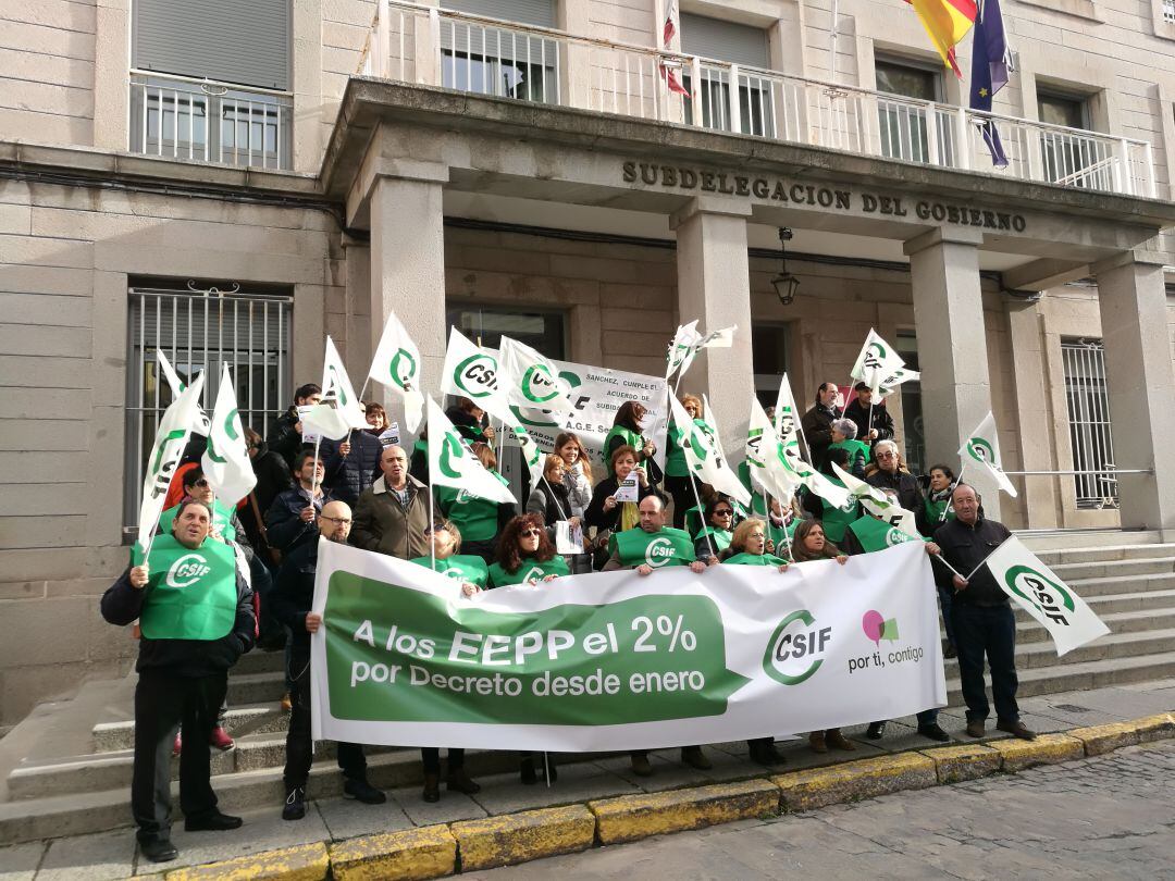 Medio centenar de delegados y empleados durante la concentración a las puertas de la Subdelegación de Gobierno