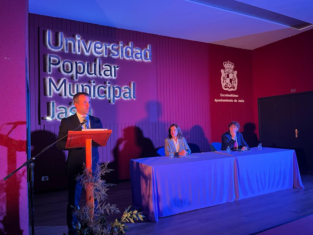 El alcalde, Julio Millán, se dirige a los asistentes durante la inauguración del curso de la UPM.