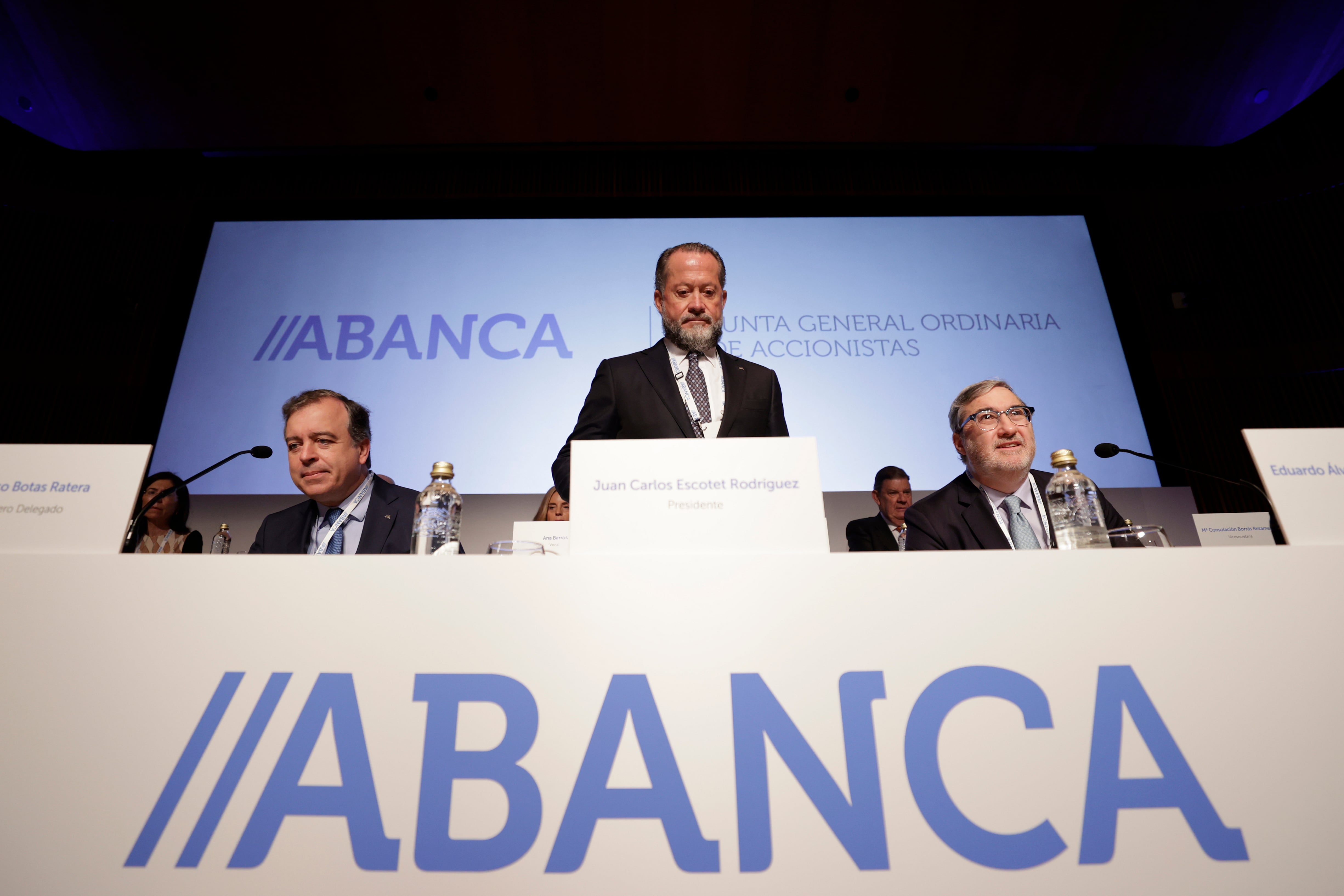 A CORUÑA, 27/06/2022.- El presidente de Abanca, Juan Carlos Escotet (c), acompañado del consejero delegado, Francisco Botas (i), y parte del consejo de administración de la entidad financiera, este lunes durante la Junta general de accionistas ordinaria del banco en A Coruña. EFE/Cabalar
