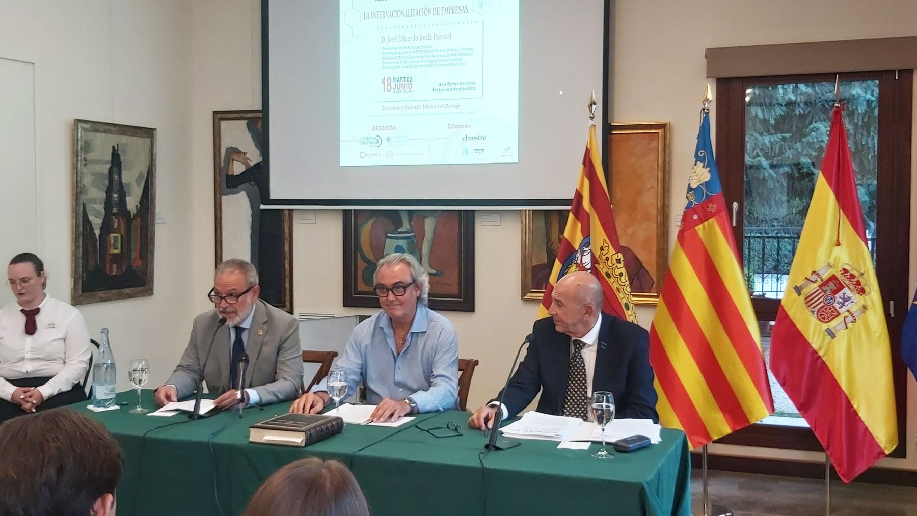 La mesa presidencial durante la conferencia con Indalecio Carbonell, presentando el acto, José Eduardo Jordá, el ponente, y Rafael Valls, el moderador de la charla-coloquio