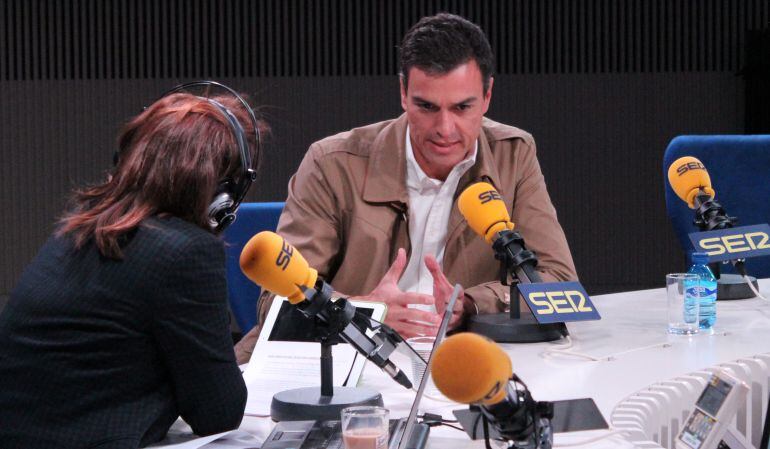 El secretario general del PSOE, Pedro Sánchez, en los estudios de la Cadena SER.