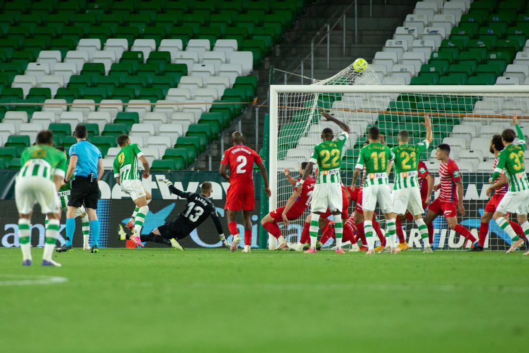 Borja Iglesias hace el segundo gol verdiblanco tras una falta dentro del área del Granada por cesión al portero