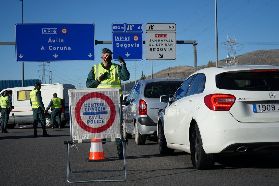 Controles policiales en la AP-6 en el límite de las provincias de Segovia y Madrid.