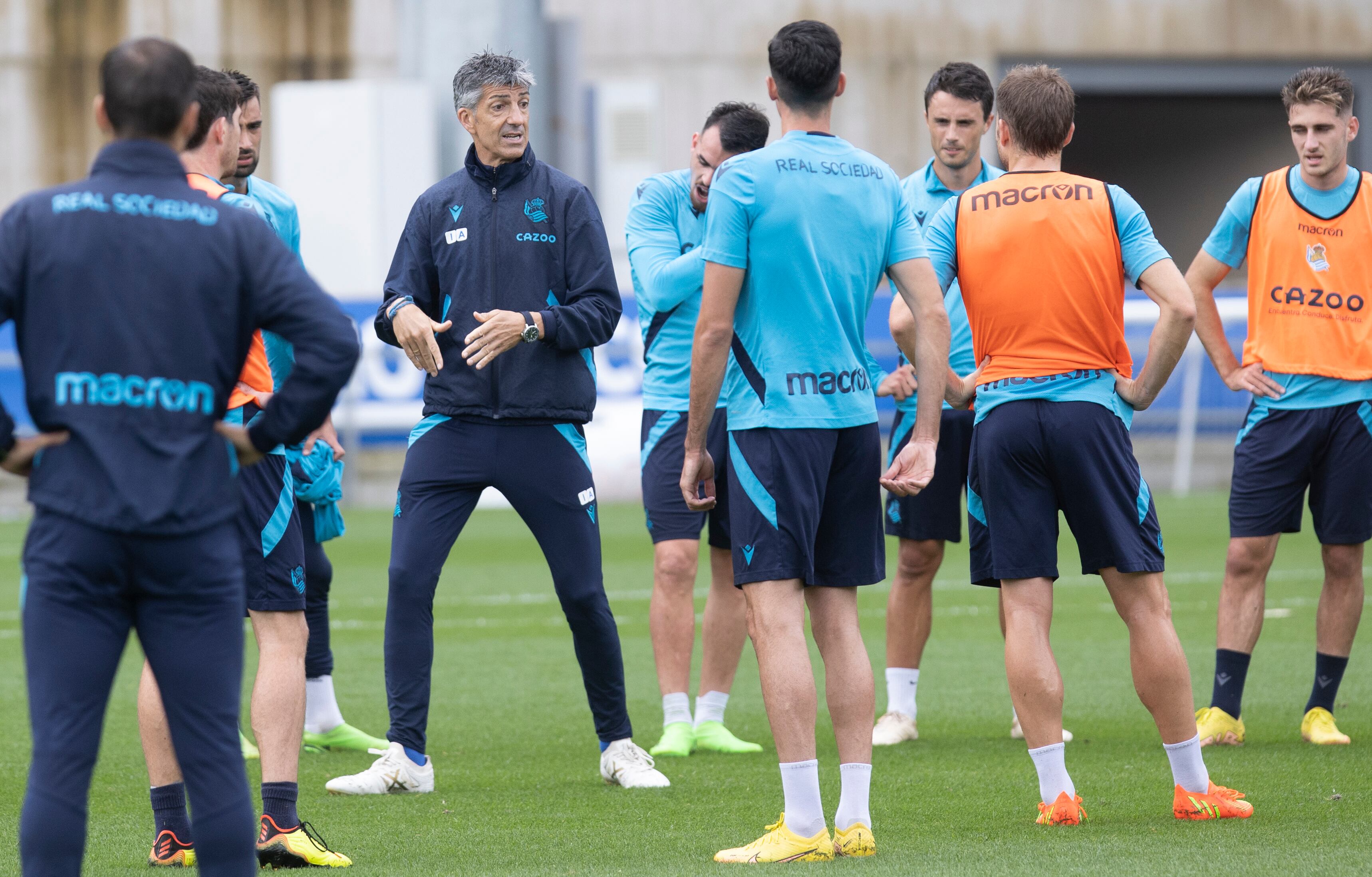 GRAFCAV875. SAN SEBASTIÁN, 27/09/2022.- El entrenador de la Real Sociedad, Imanol ALguacil (2i), este martes durante un entrenamiento a puerta abierta en las instalaciones de Zubieta. EFE/ Javier Etxezarreta
