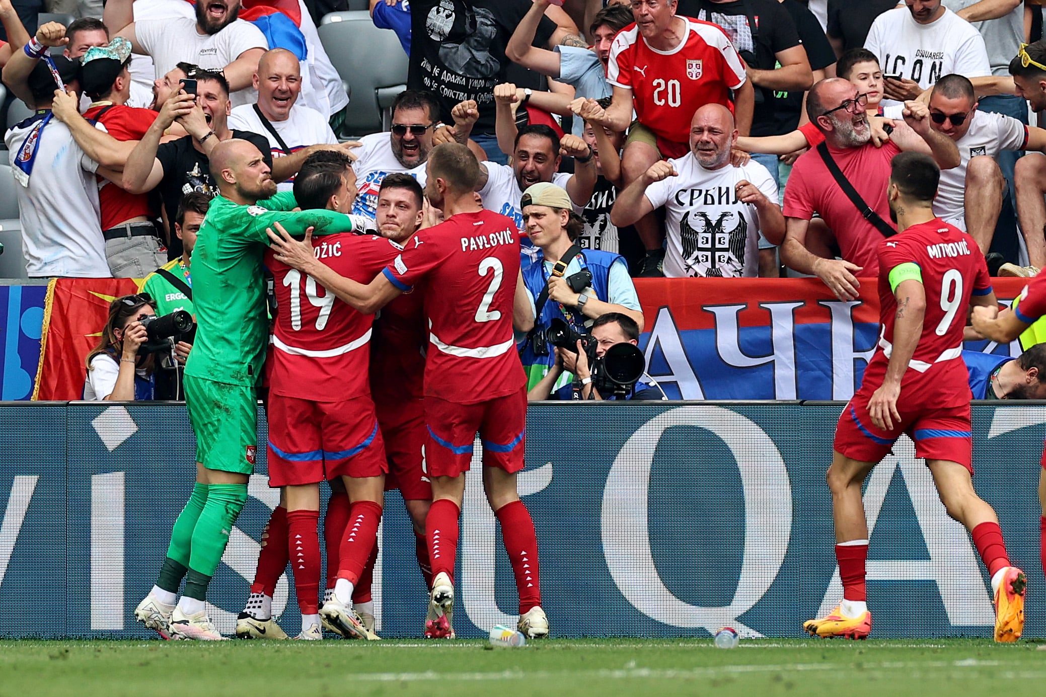 Serbia celebra el empate de Jovic ante Eslovenia