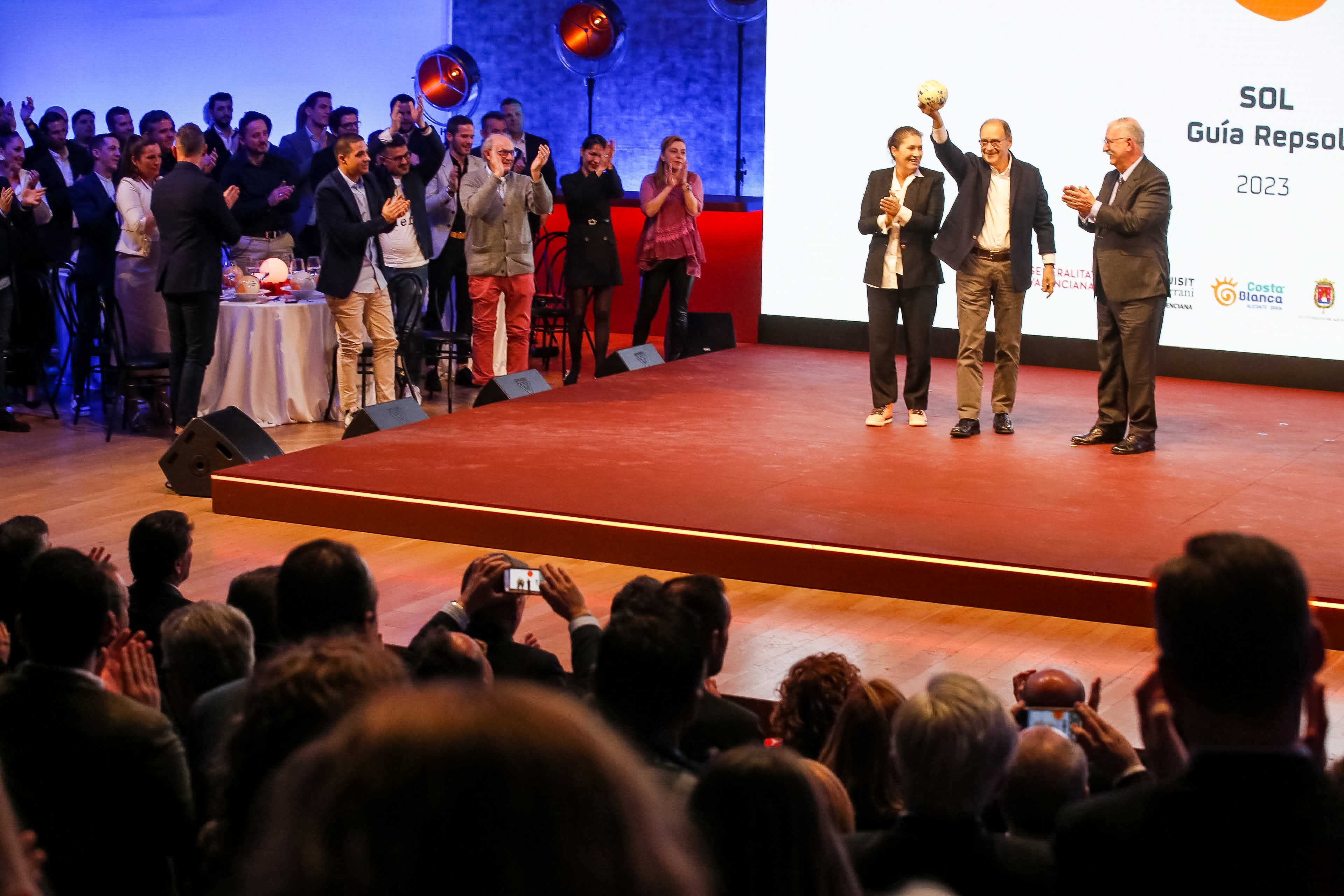 Todo el mundo puesto en pie mientras Hilario Arbelaitz recoge el sol de honor de la Guía Repsol, este lunes en Alicante (Joaquín Reina/Europa Press via Getty Images).