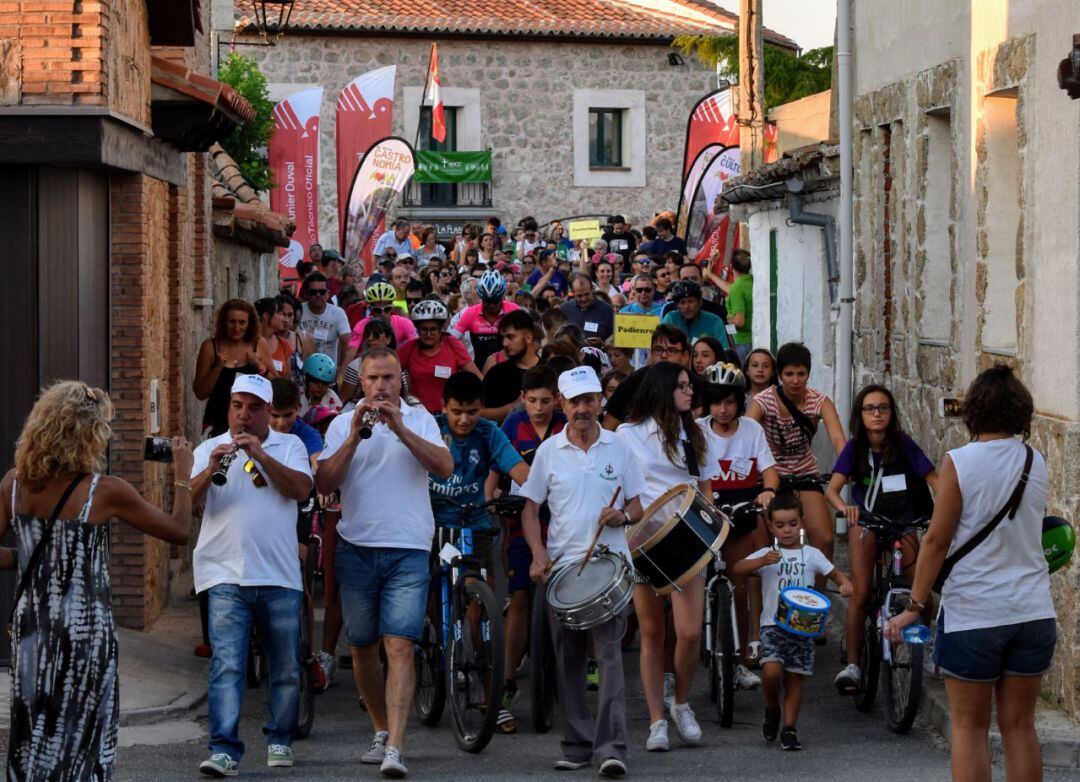 Cientos de personas salen del casco urbano de Padiernos en una edición anterior de la marcha