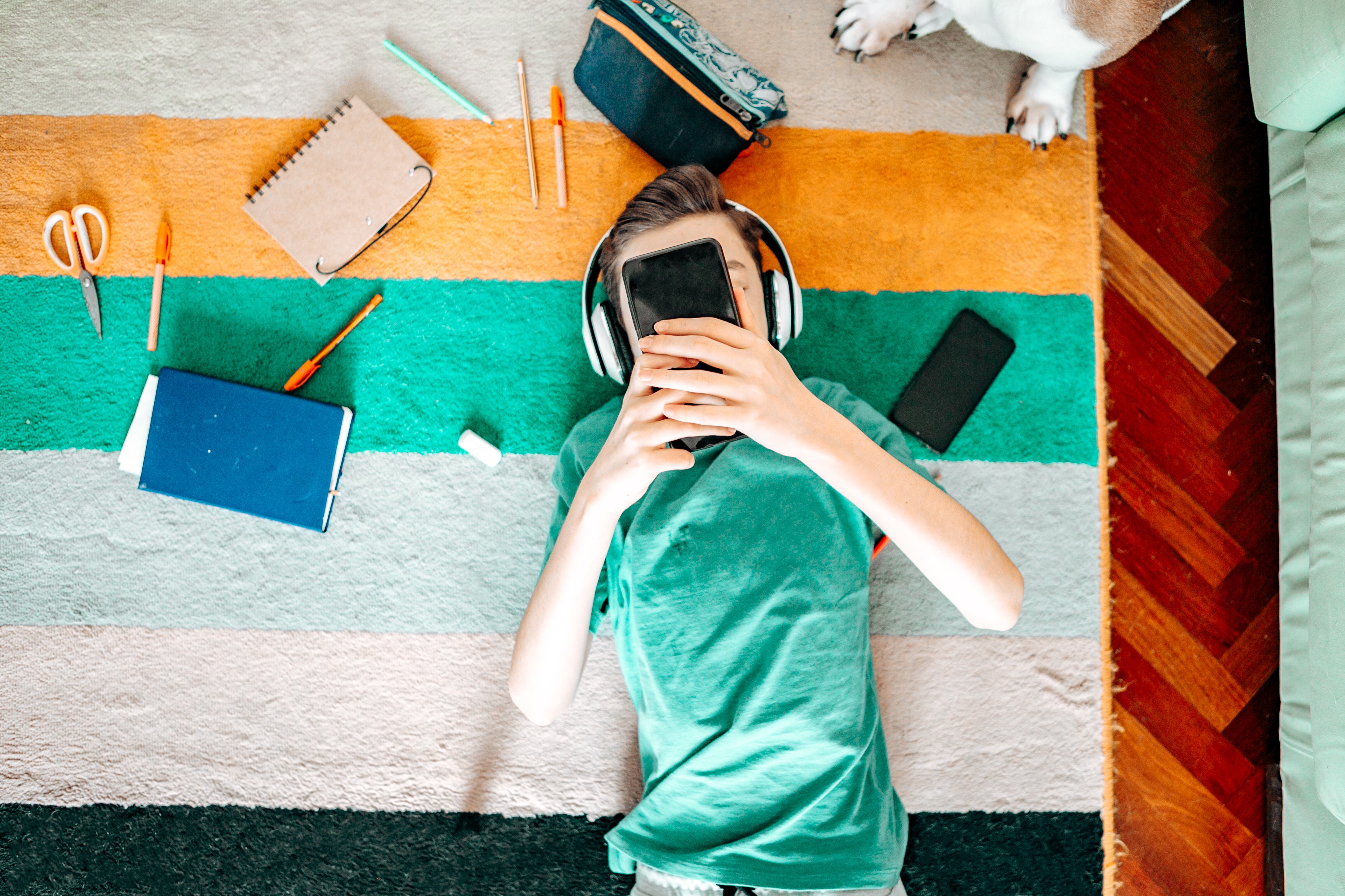 Un niño, atento a lo que ocurre en su smartphone