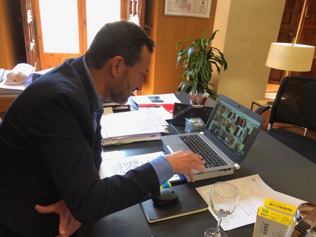 El alcalde en la reunión telemática con el resto de portavoces