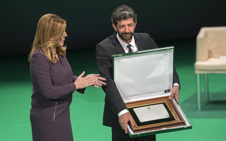 GRA167 SEVILLA, 28/02/2015.- La presidenta de la Junta de Andalucía, Susana Díaz, entrega al cineasta sevillano Alberto Rodríguez el título de Hijo Predilecto, con motivo de la celebración hoy en el Teatro de La Maestranza de Sevilla del Día de la Comunidad. EFE/Julio Muñoz