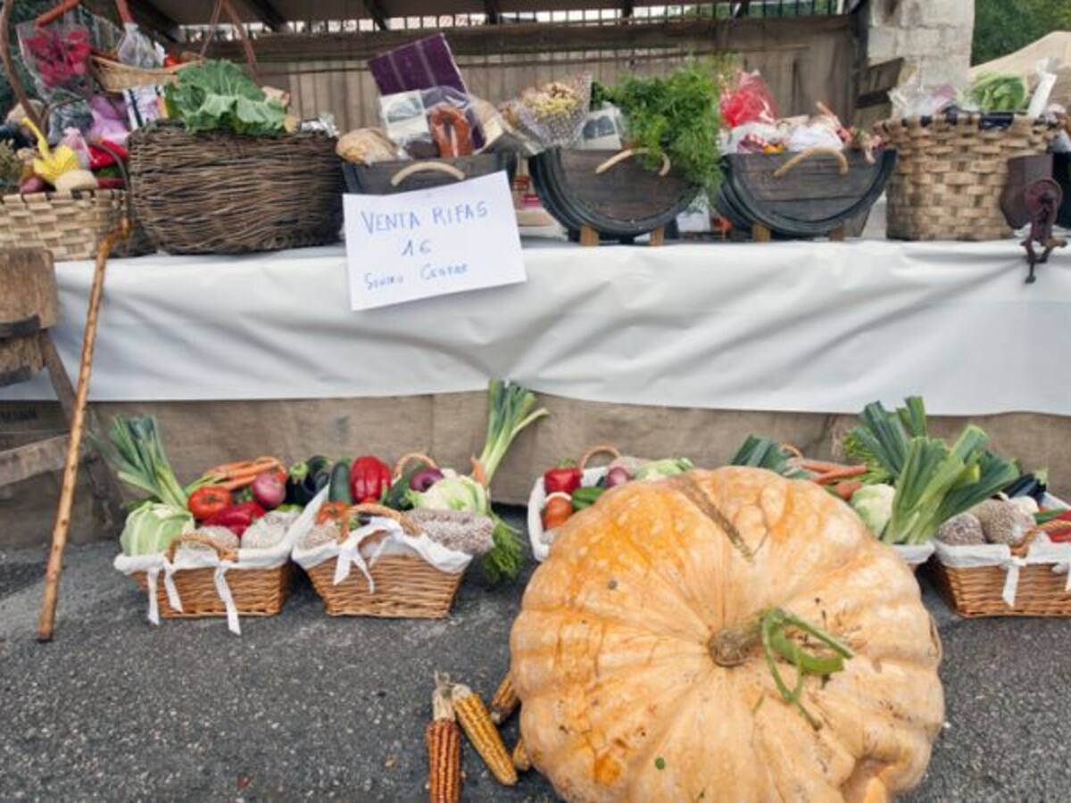 Almazareros y concejales de Porcuna promocionan el aceite y el patrimonio de la localidad en Cantabria