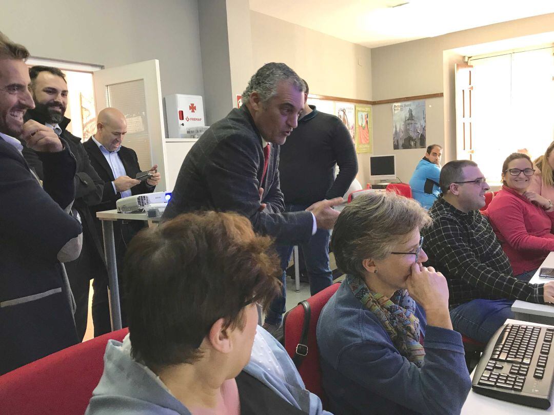 Javier Carnero, consejero de Empleo, Empresa y Comercio de la Junta de Andalucía en su visita al centro Guadalinfo de Arriate.