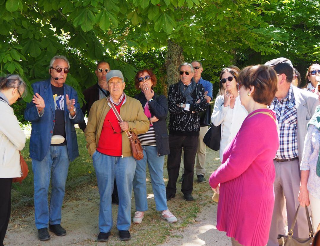 Pompeyo Martín con chaqueta azul, en los Jardines de La Granja en una visita guiada organizada por el Aula de Cultura Fontanar