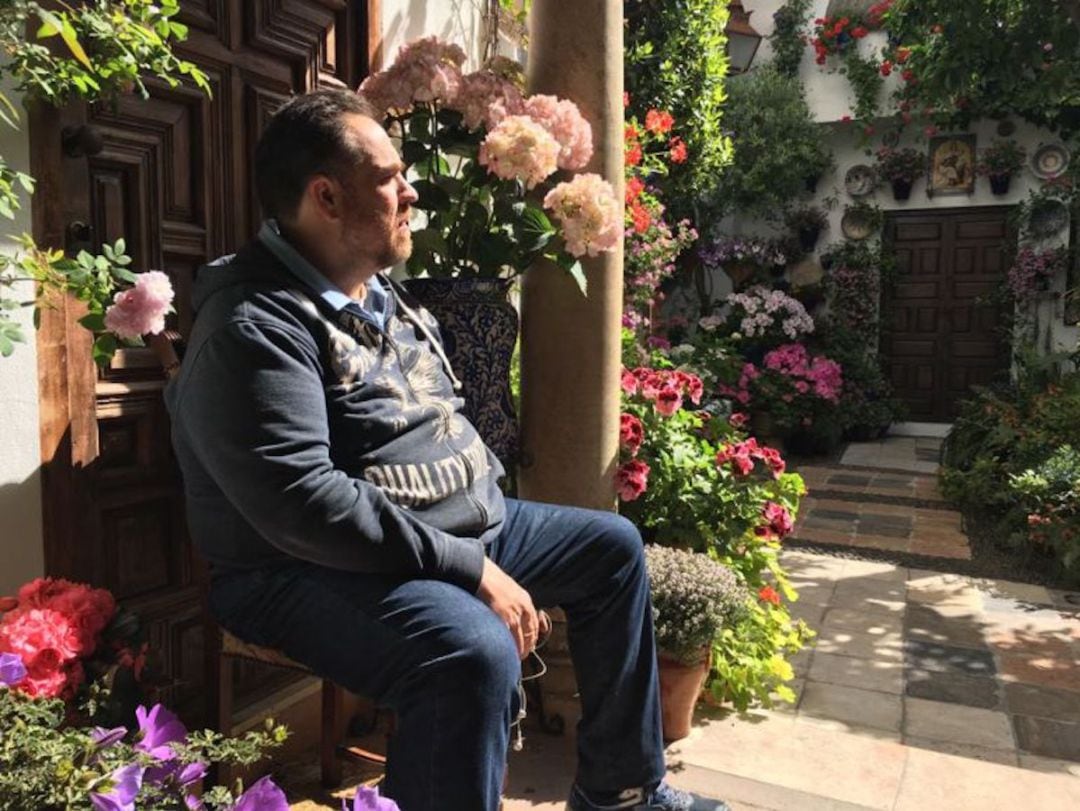 Rafael Barón, presidente de Claveles y Gitanillas, en su patio de la Calle Pastora 2, la pasada primavera