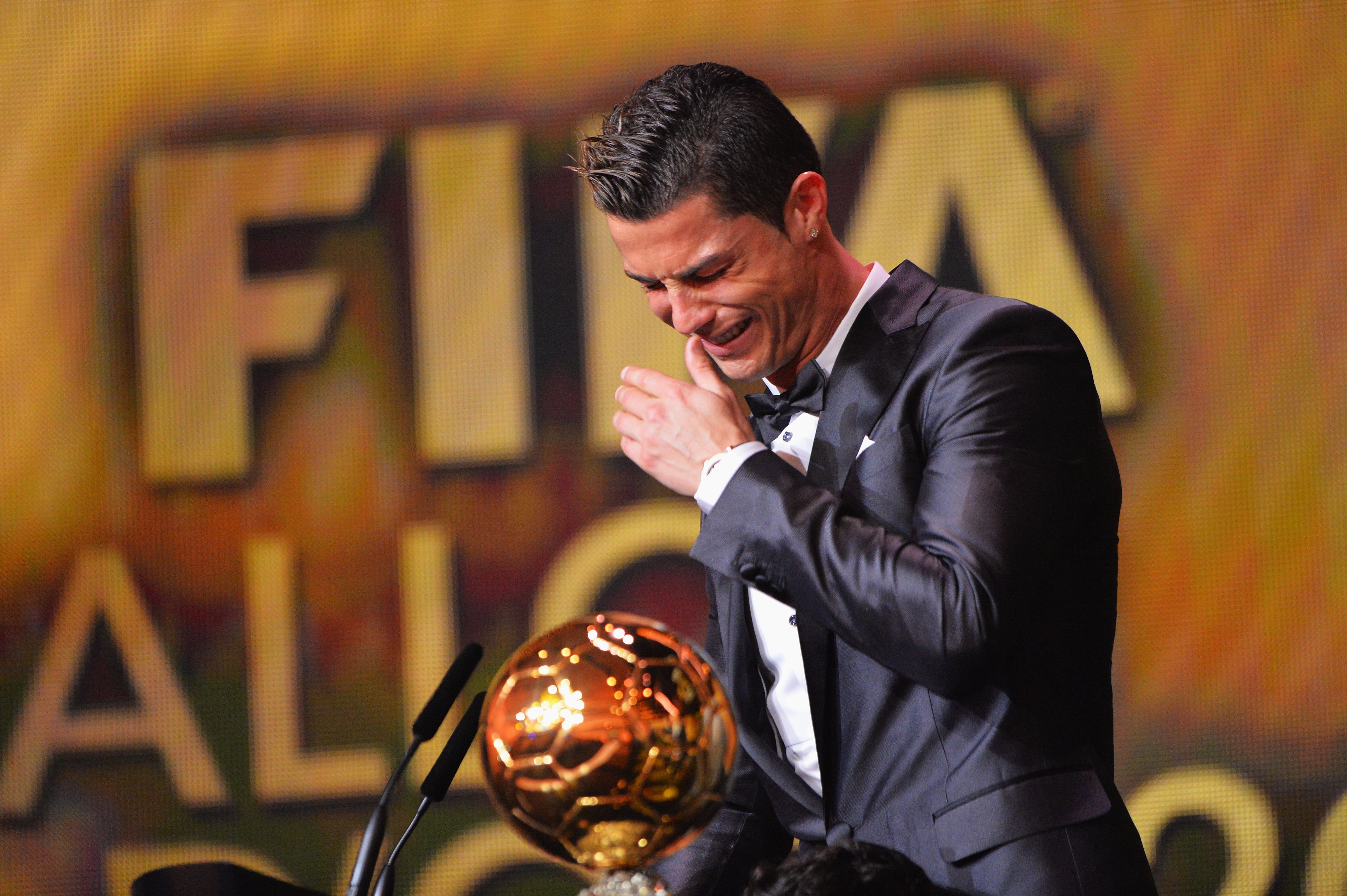 Cristiano Ronaldo se emociona al recibir su segundo Balón de Oro en 2013