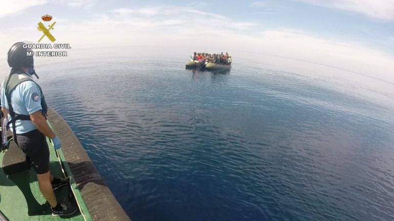 Foto de archivo. Imagen de 45 inmigrantes en una patera interceptada a 70 millas náuticas al suroeste de Almería.EFE