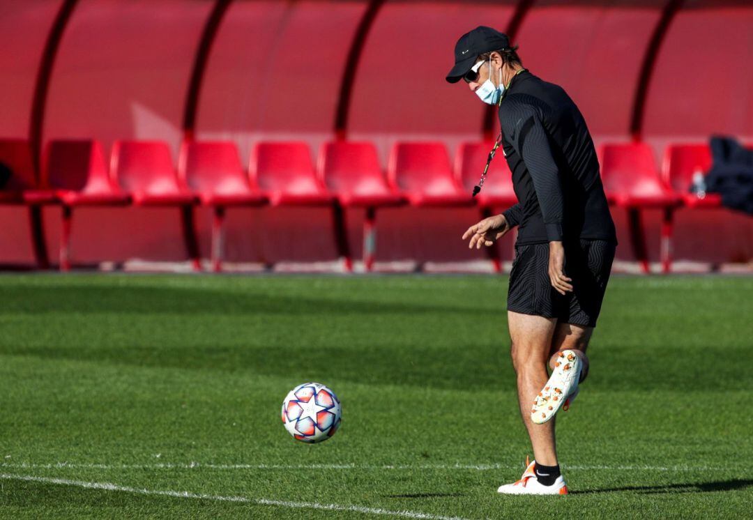 El entrenador del Sevilla, Julen Lopetegui, juega con un balón durante el entrenamiento del equipo.