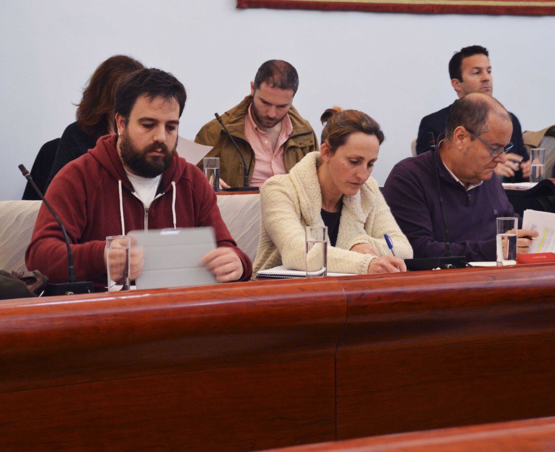 Kika González en el centro de la imagen durante un pleno