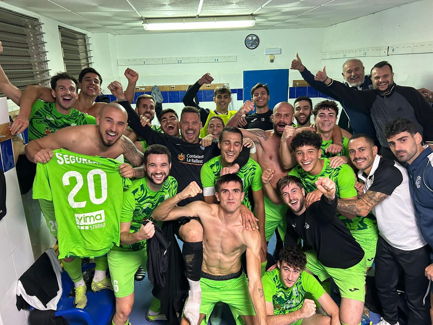 El Callosa Deportiva celebra la victoria en el vestuario de La Solana