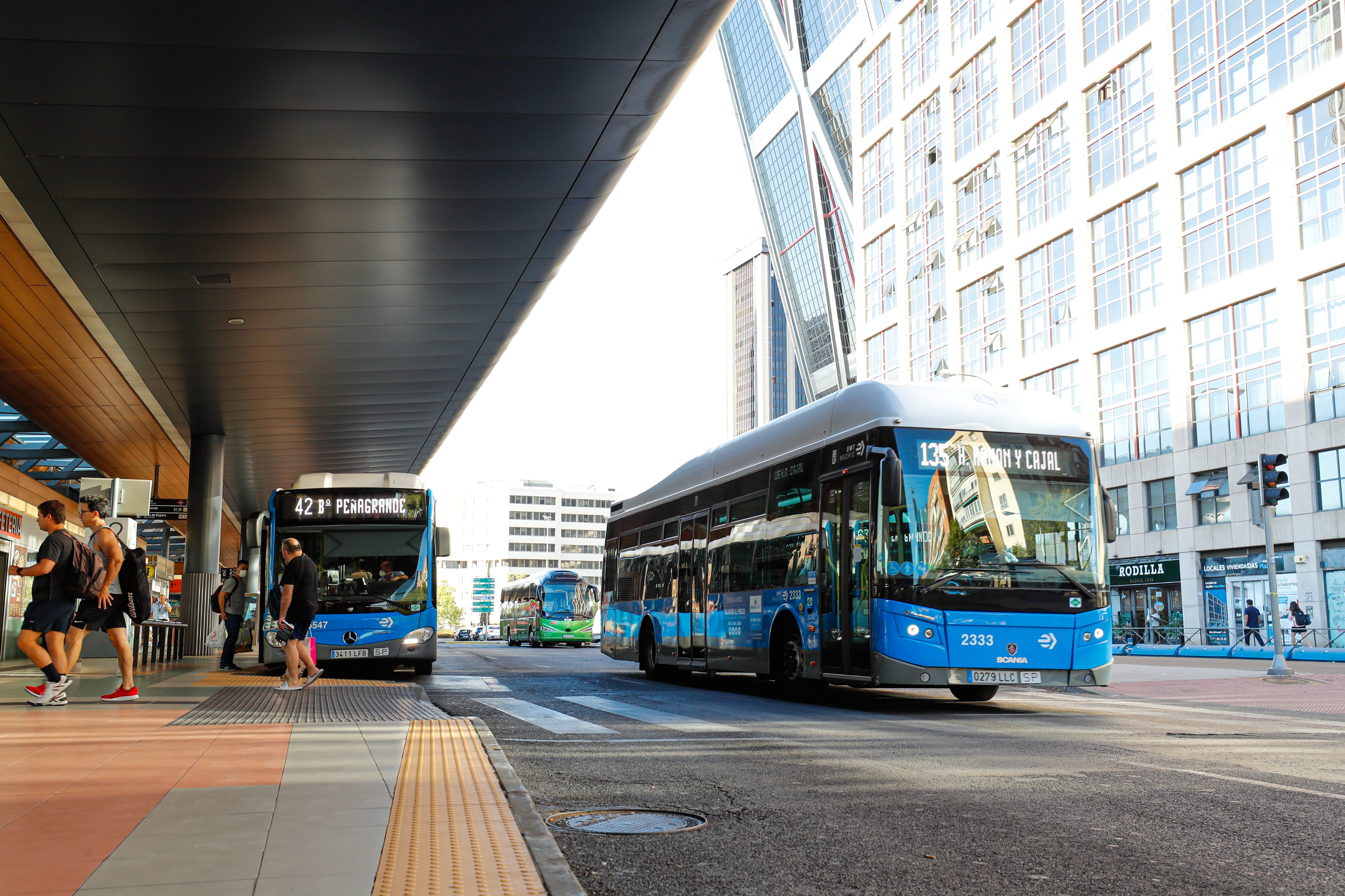 Varios pasajeros toman en autobús en Plaza Castilla en Madrid