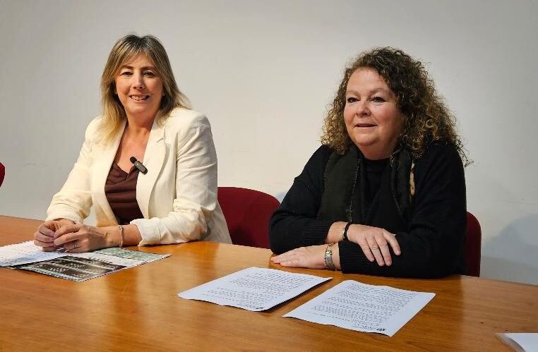 La Teniente Alcalde de Servicios Sociales, Paloma del Nogal con la técnico municipal, Cristina Fernández durante la presentación de los viajes