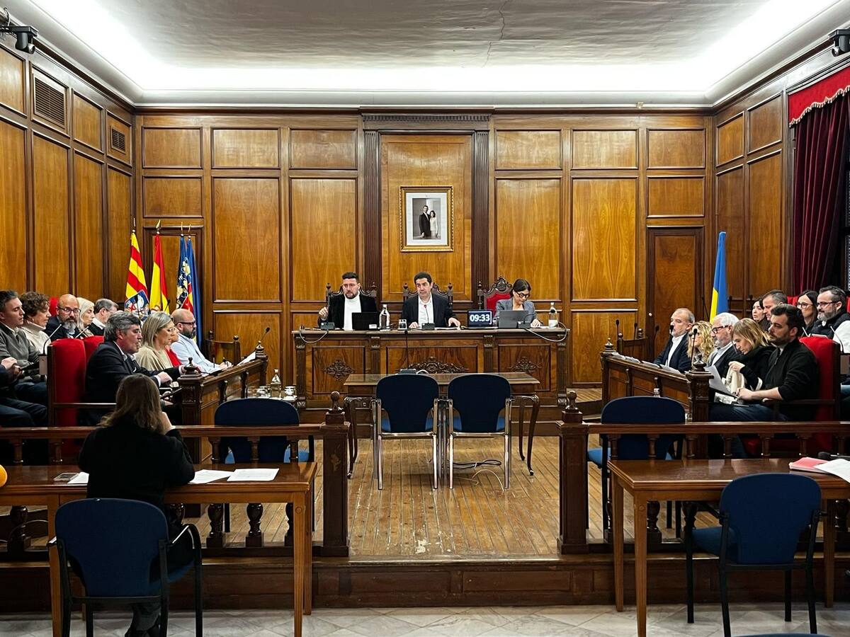 El pleno de Alcoy se suma a la solicitud de dimisión de Mazón por su gestión de la DANA