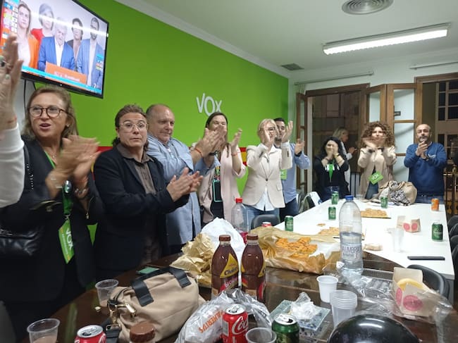 VOX Lorca celebra sus resultados electorales en su sede