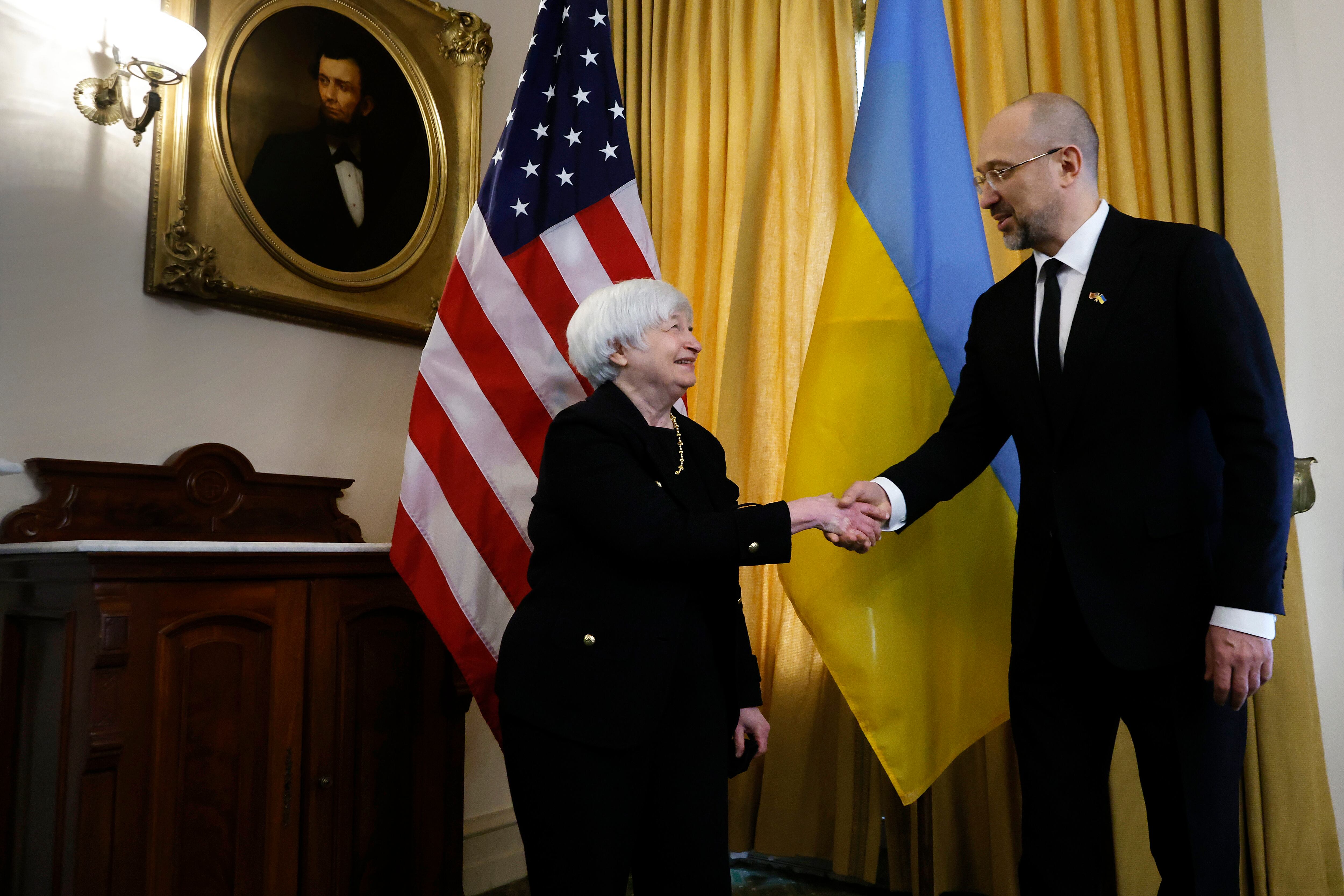 La secretaria del Tesoro de EEUU, Janet Yellen, y el primer ministro ucraniano, Denys Shmyhal, en una imagen de archivo