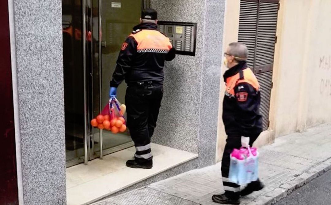 Voluntarios de Protección Civil reparten alimentos por algunas casas